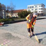 V Liptovskom Mikuláši čistí cesty po zime 21 ľudí